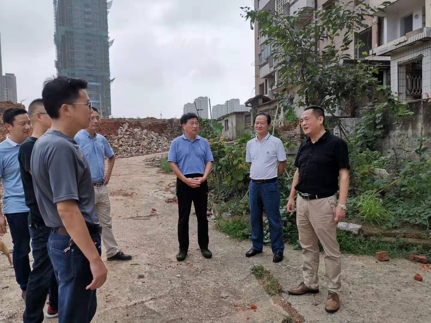 為加快方家沖、造紙廠和桂花園新安置區(qū)建設(shè)，2019年9月5日下，市城建集團(tuán)總經(jīng)理衛(wèi)民陪同市政府副秘書長劉陳寅深入項(xiàng)目建設(shè)現(xiàn)場，調(diào)度推進(jìn)安置區(qū)征遷工作.jpg