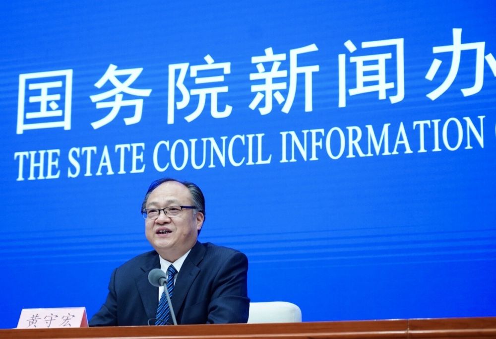 5月22日，國務院新聞辦邀請政府工作報告起草組負責人、國務院研究室主任黃守宏解讀政府工作報告有關情況。新華社記者　陳建力　攝