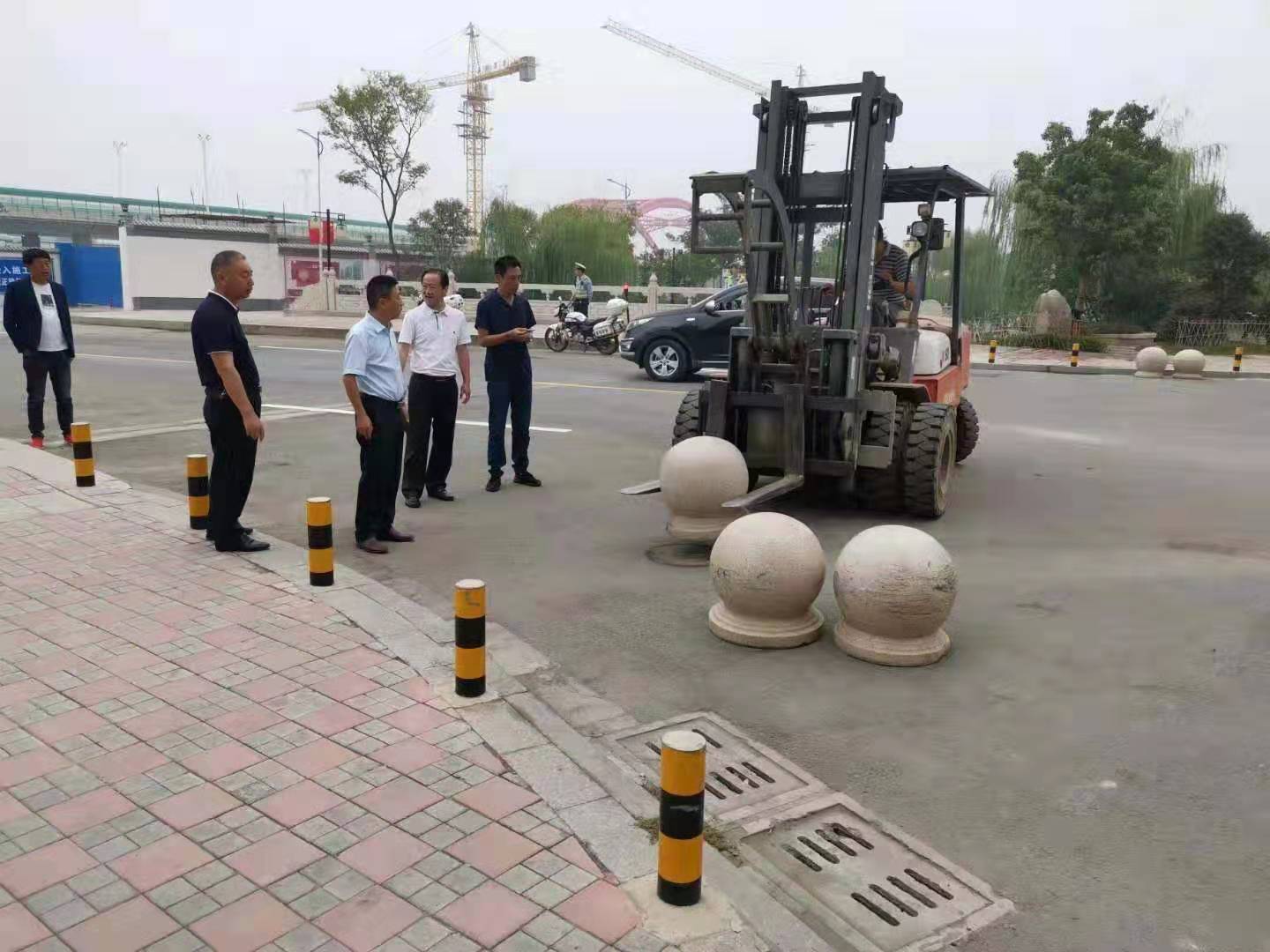 為向新中國成立七十周年獻禮，市城建集團攻堅克難，實現(xiàn)了北門棚改區(qū)域民生路10月1日零時順利通車。國慶假期，市城建集團堅持做好一線工作，在與交警部門共同做好民生路通車保障工作外，抓細節(jié)，抓落實，確保其他各項工作有序推進。.jpg