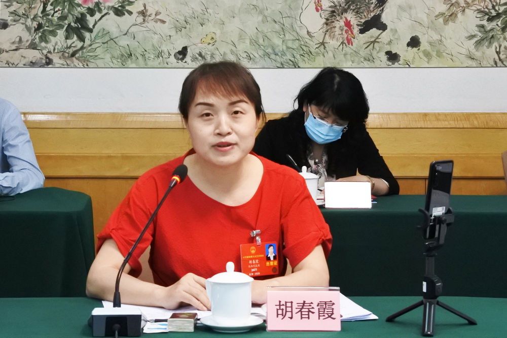 5月23日，全國人大代表胡春霞在參加分組審議政府工作報告時發(fā)言。新華社記者　吳雨　攝